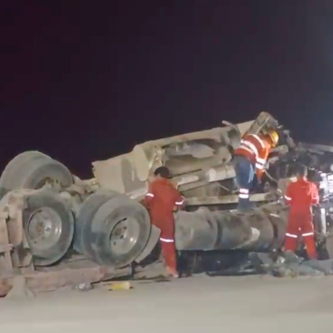 Trabajos de atención y limpieza por volcadura de tráiler en la autopista Puebla-Orizaba