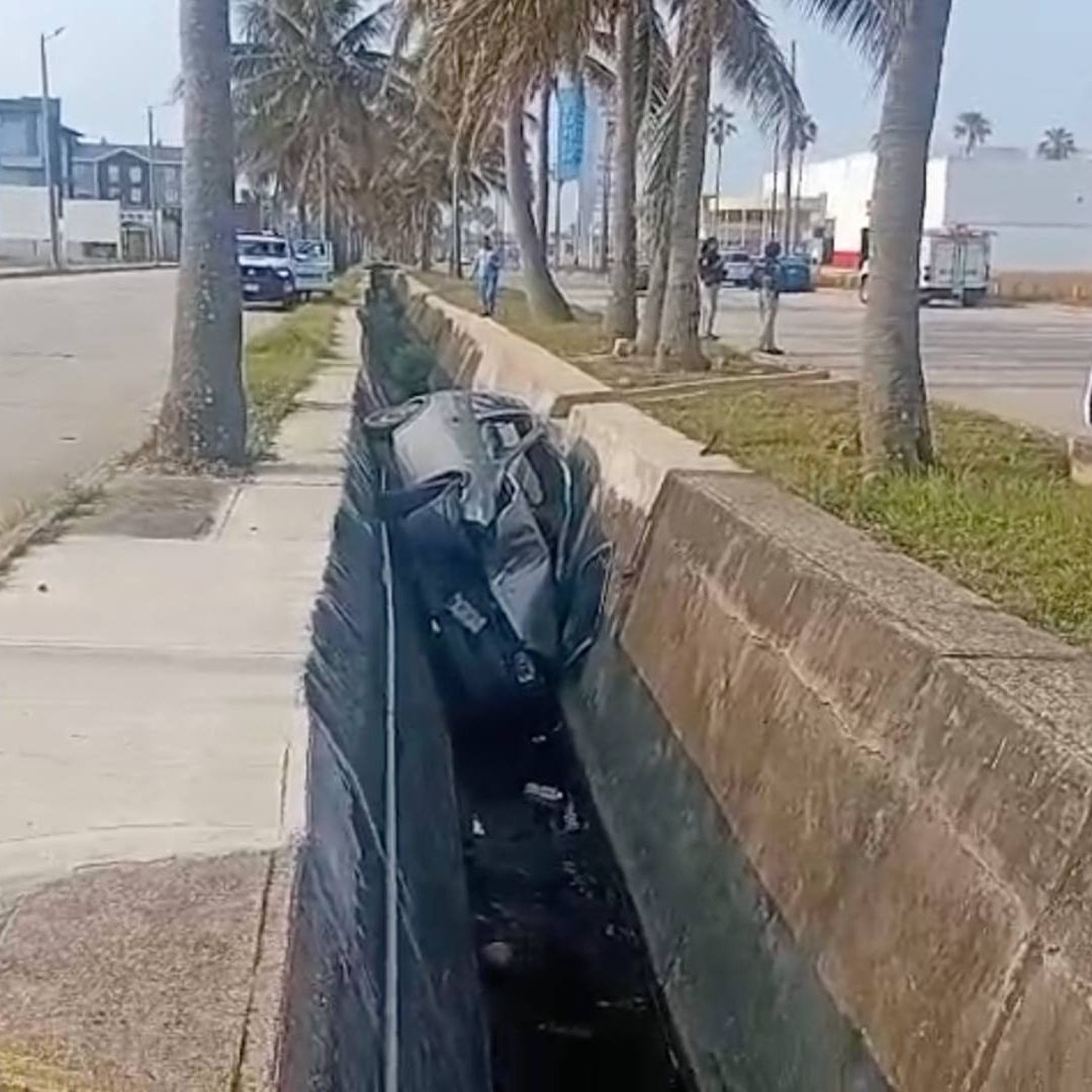 Auto Cae a Canal de Aguas Negras en Coatzacoalcos Colonia El Tesoro Vehículo Fue Abandonado