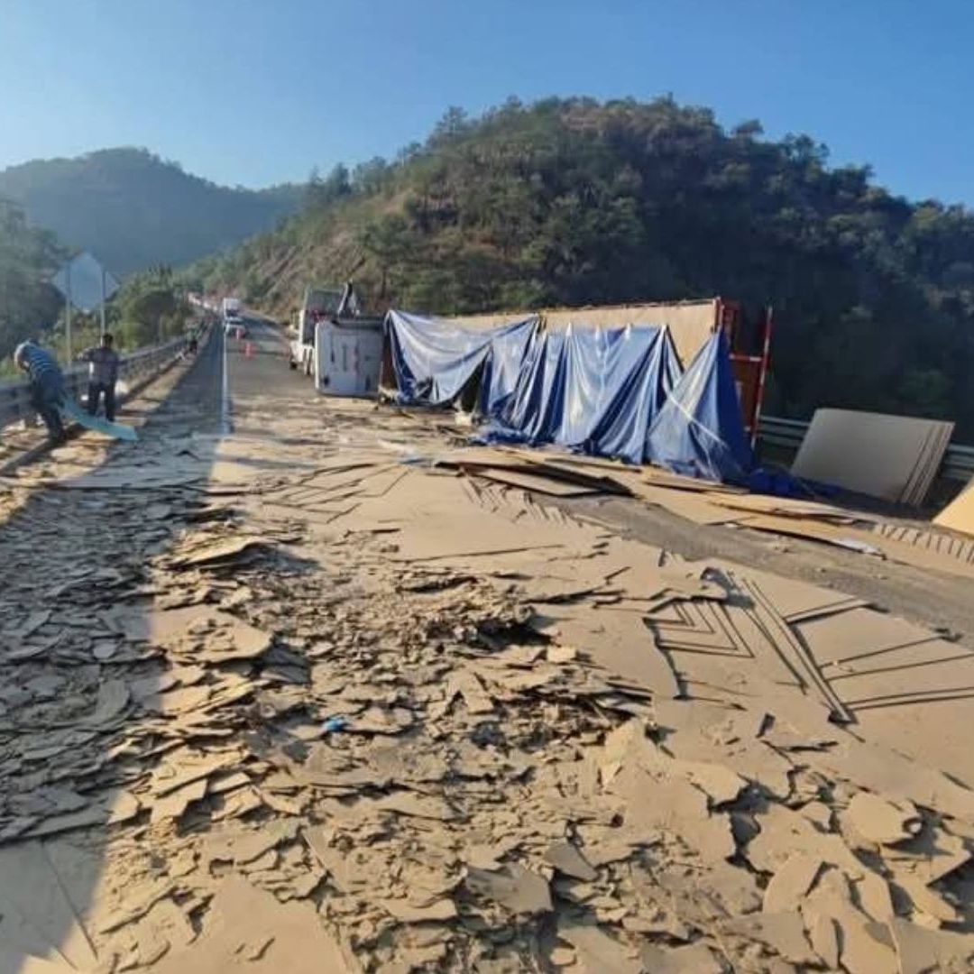 Bloqueo Cierre Total Autopista Cuacnopalan Oaxaca por Accidente Volcadura Tráiler con Material en Láminas
