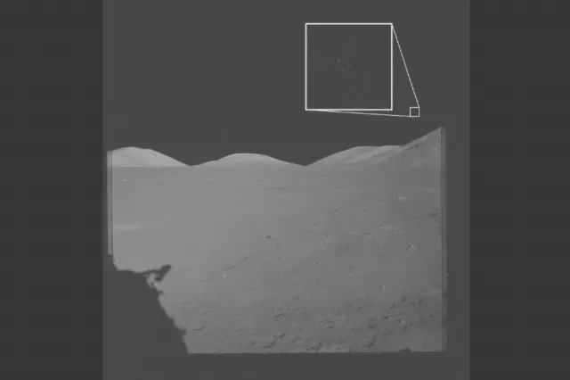 Imagen de la misión Apolo 17 a la Luna donde se aprecian tres luces sobre el terreno lunar. Foto: Departamento de Guerra