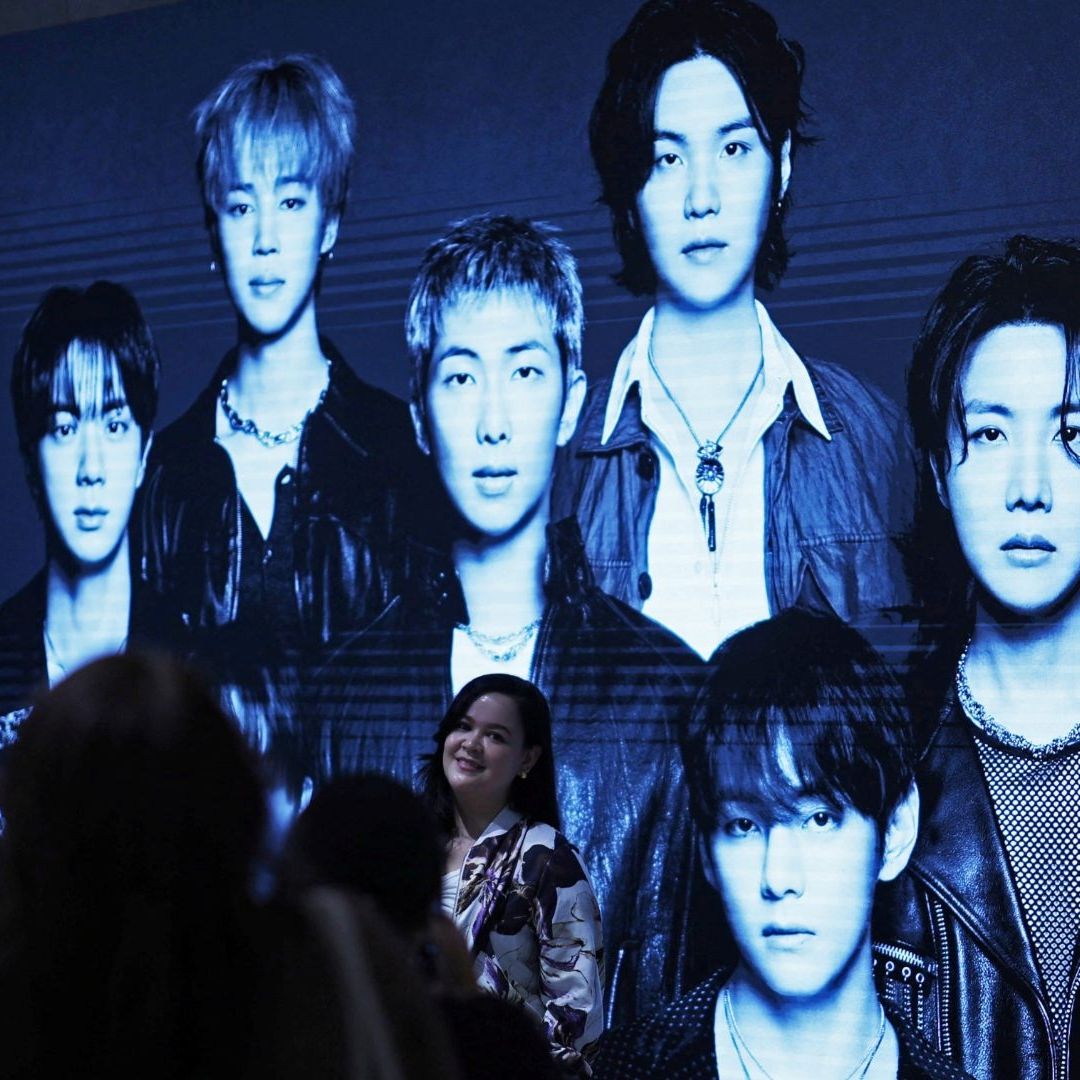 Army se toma foto frente a póster de BTS. Horario Conciertos BTS en México