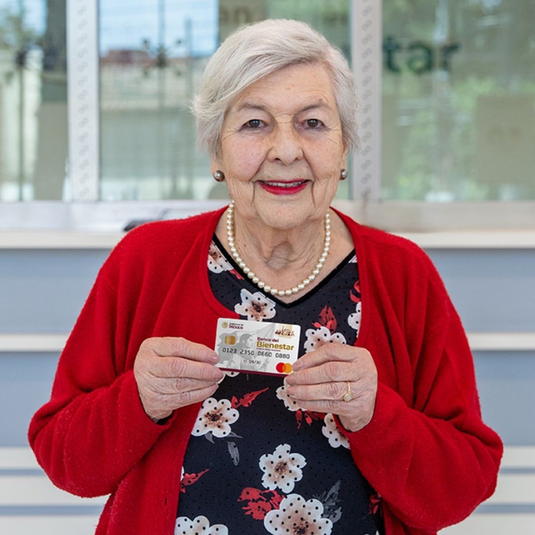 Adultos Mayores Sostienen una Tarjeta del Bienestar. Pago Pensión Bienestar 7 y 14 Mayo 2026