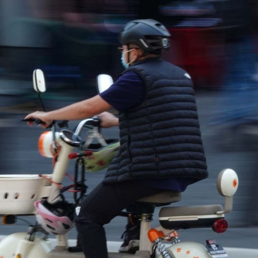 Anunciaron sanciones para motos y scooters eléctricos que no tengan placa