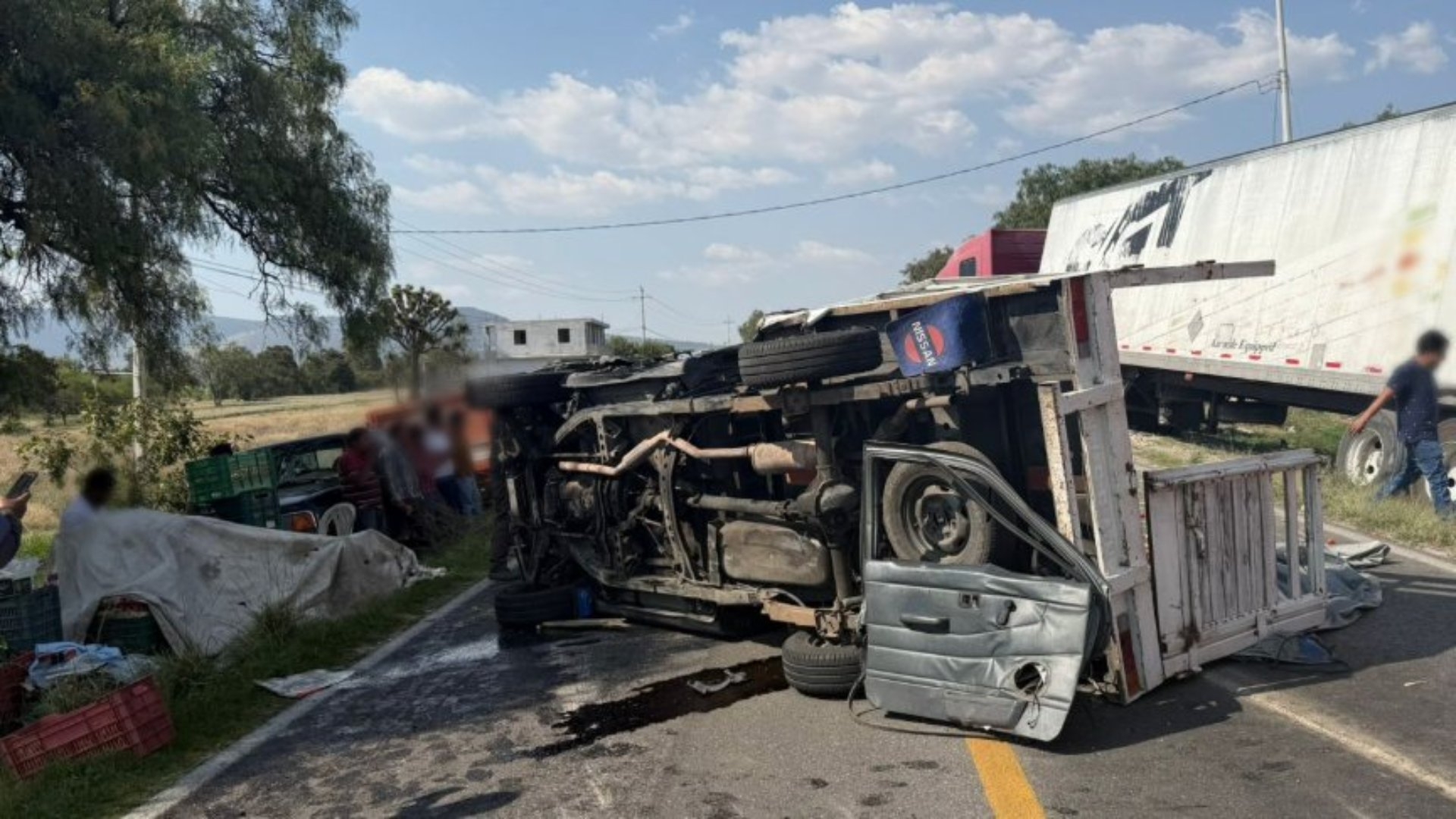 Vuelca una Camioneta tras Chocar contra un Tráiler en una Carretera de ...