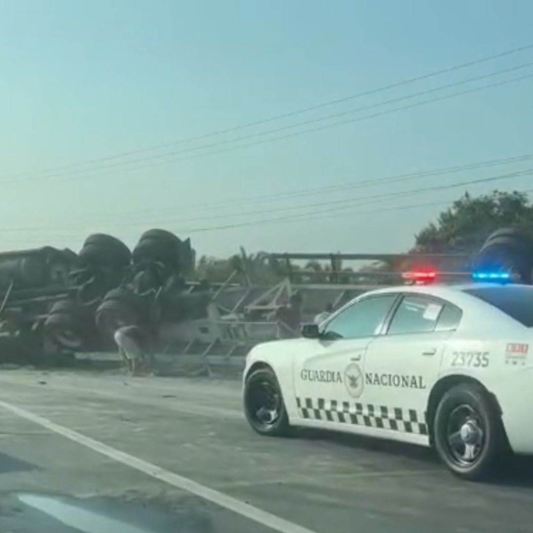 Tráiler Cargado con Cemento Vuelca en Carretera Coatzacoalcos Villahermosa Veracruz Hubo Actos de Rapiña