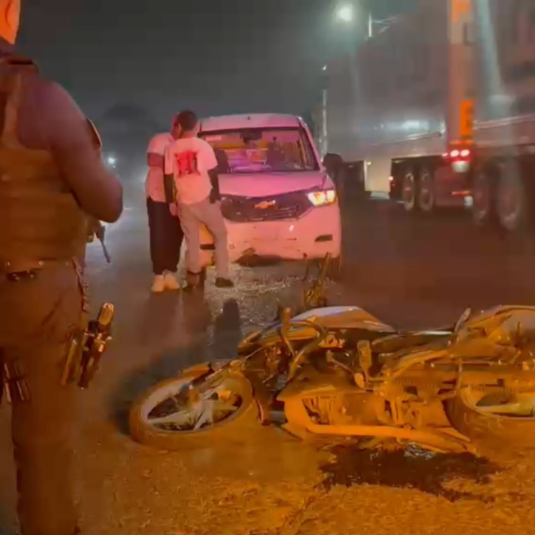 motocicleta chocada tira en carretera de Veracruz
