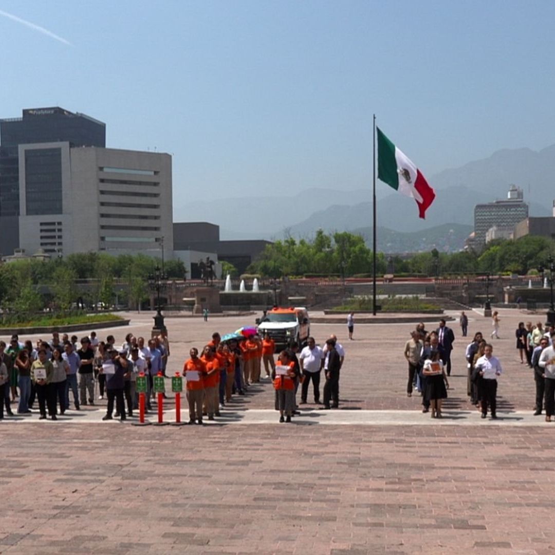 Personas reunidas en Macroplaza de Monterrey por Simulacro Nacional 2026
