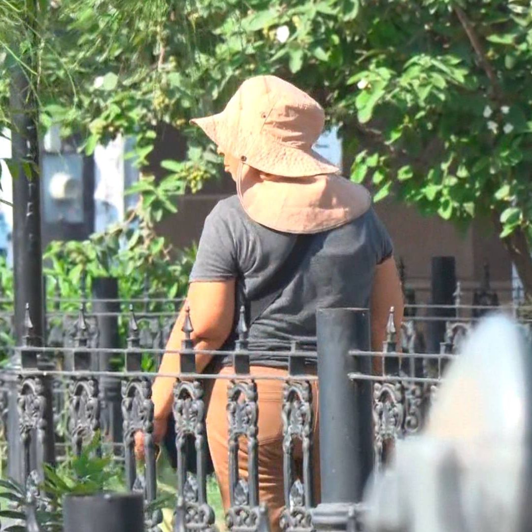 Mujer con sombrero evitando el sol