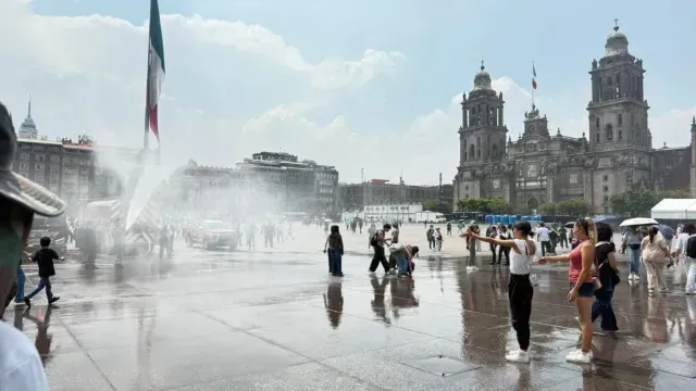 Bomberos lanzan agua en el Zócalo para mitigar el fuerte sol. Foto: N+
