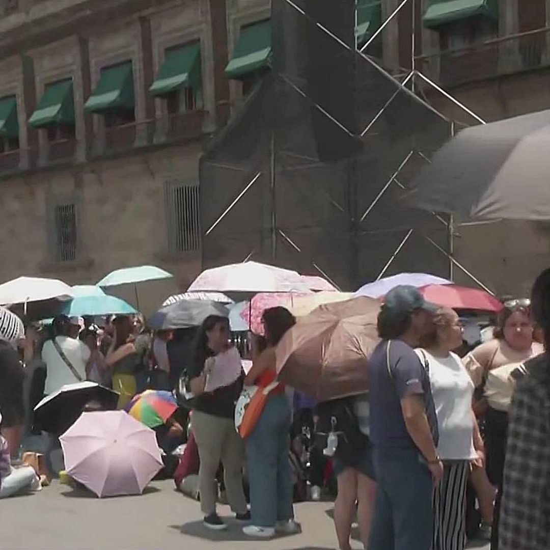 Fans de BTS se protegen del sol mientras esperan poder saludar al grupo en Palacio Nacional. Foto: Captura de pantalla