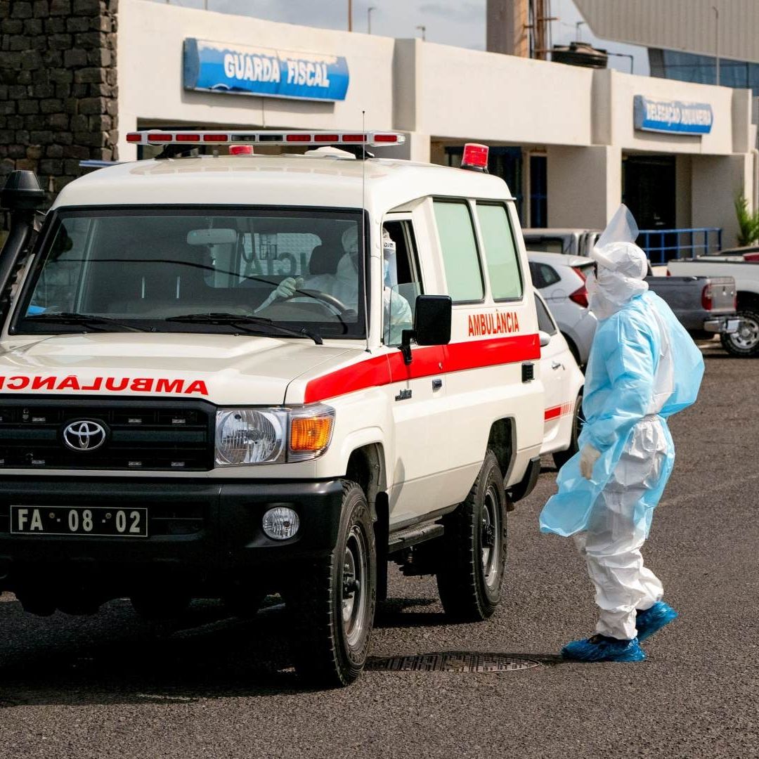 Ambulancia durante una operación de evacuación de pacientes con sospecha de hantavirus, en Cabo Verde. Foto: Reuters