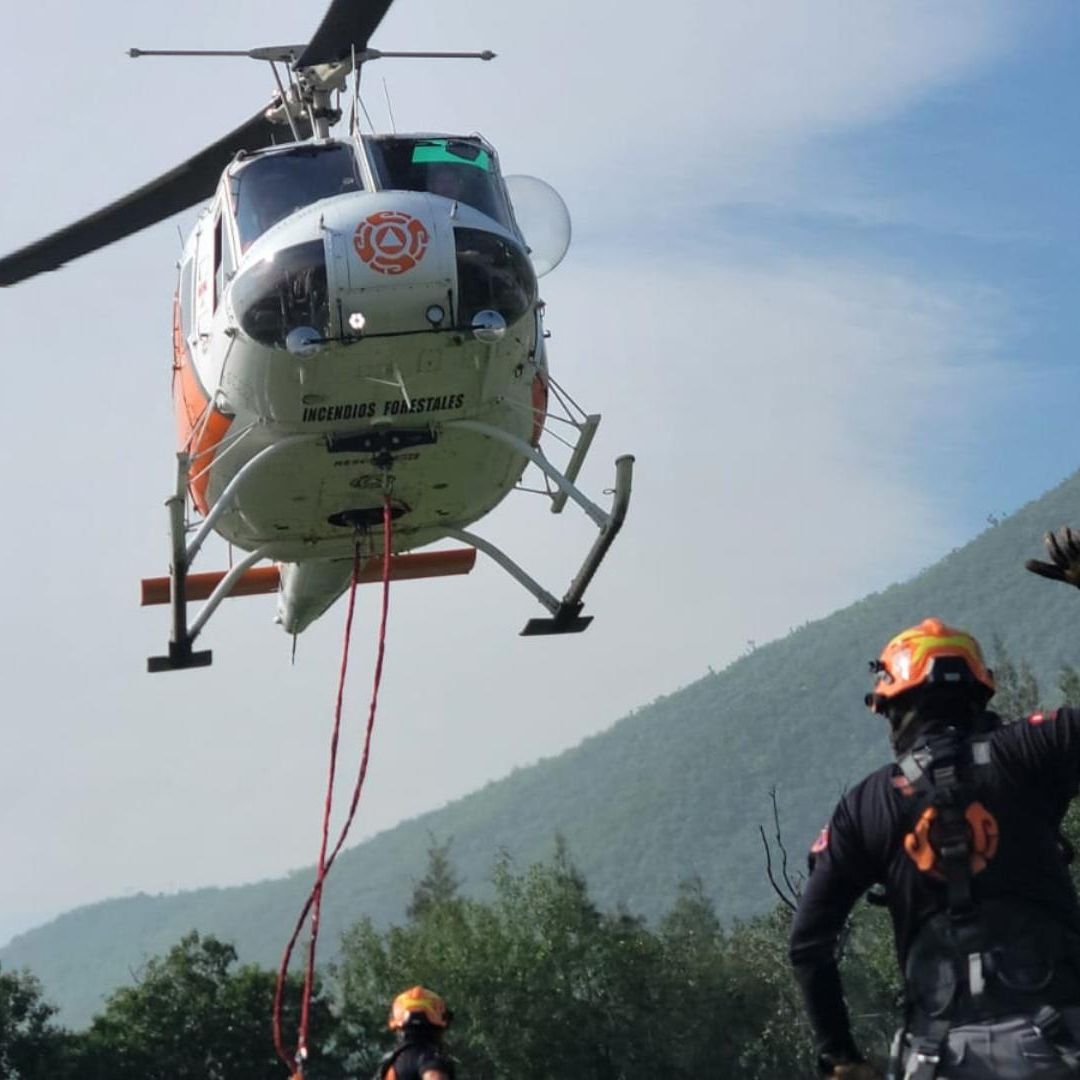 Autoridades de Protección Civil en rescate de montaña