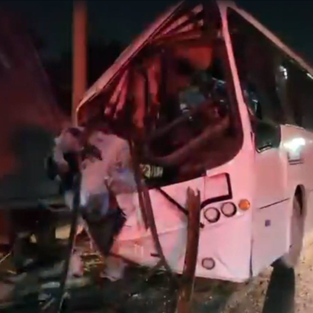 Camión impactado en trailer en Apodaca, Nuevo León