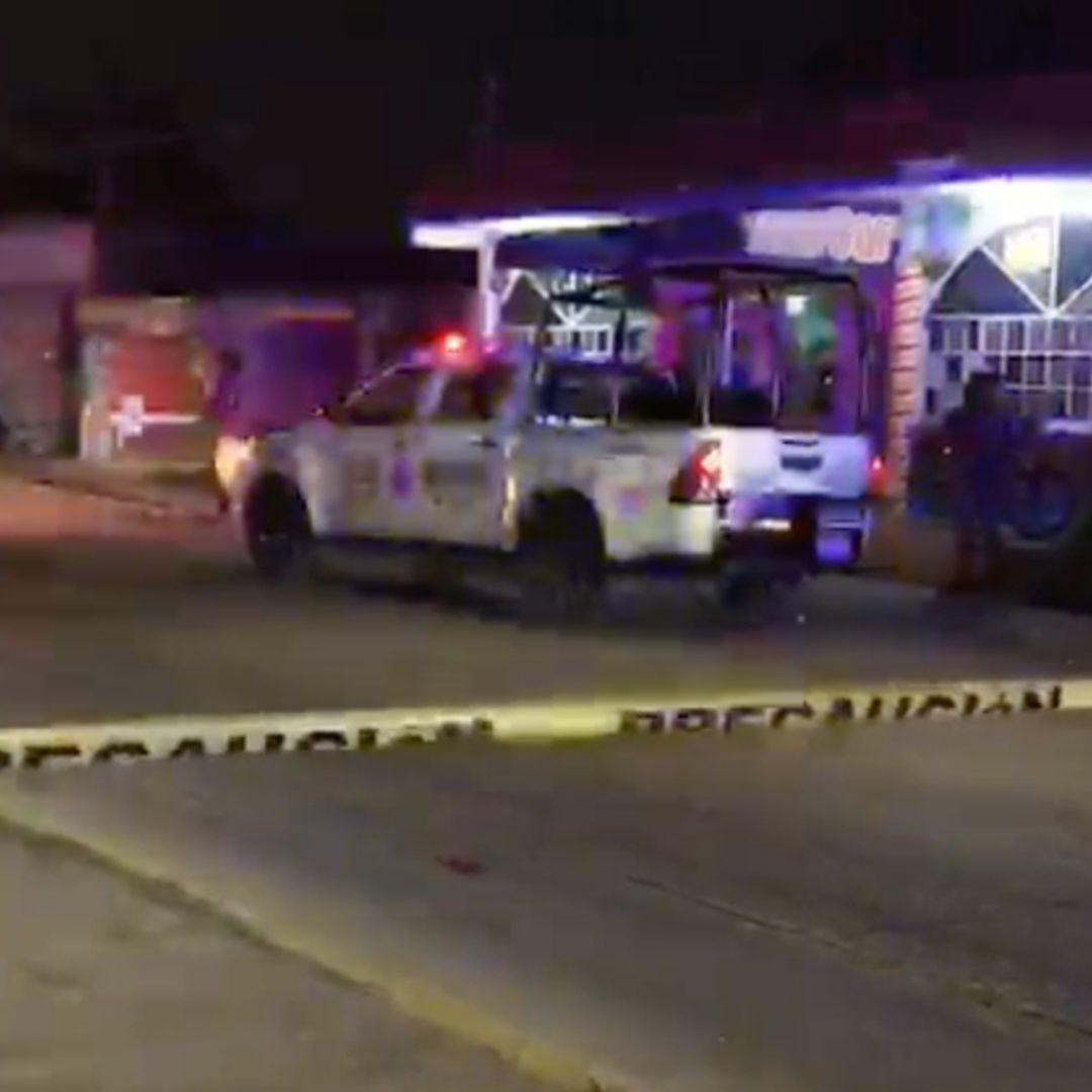 Acordonamiento y patrulla de policía por un hecho violento al interior de un bar en Coatzacoalcos.