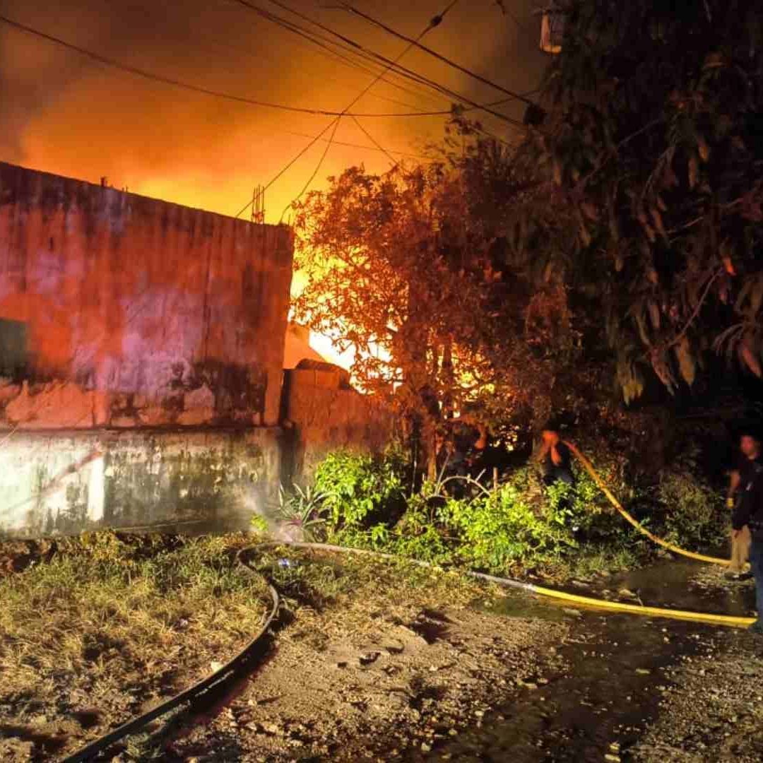 Incendio Consume Vivienda de Adultos Mayores en Colonia Miguel Hidalgo Minatitlán Veracruz
