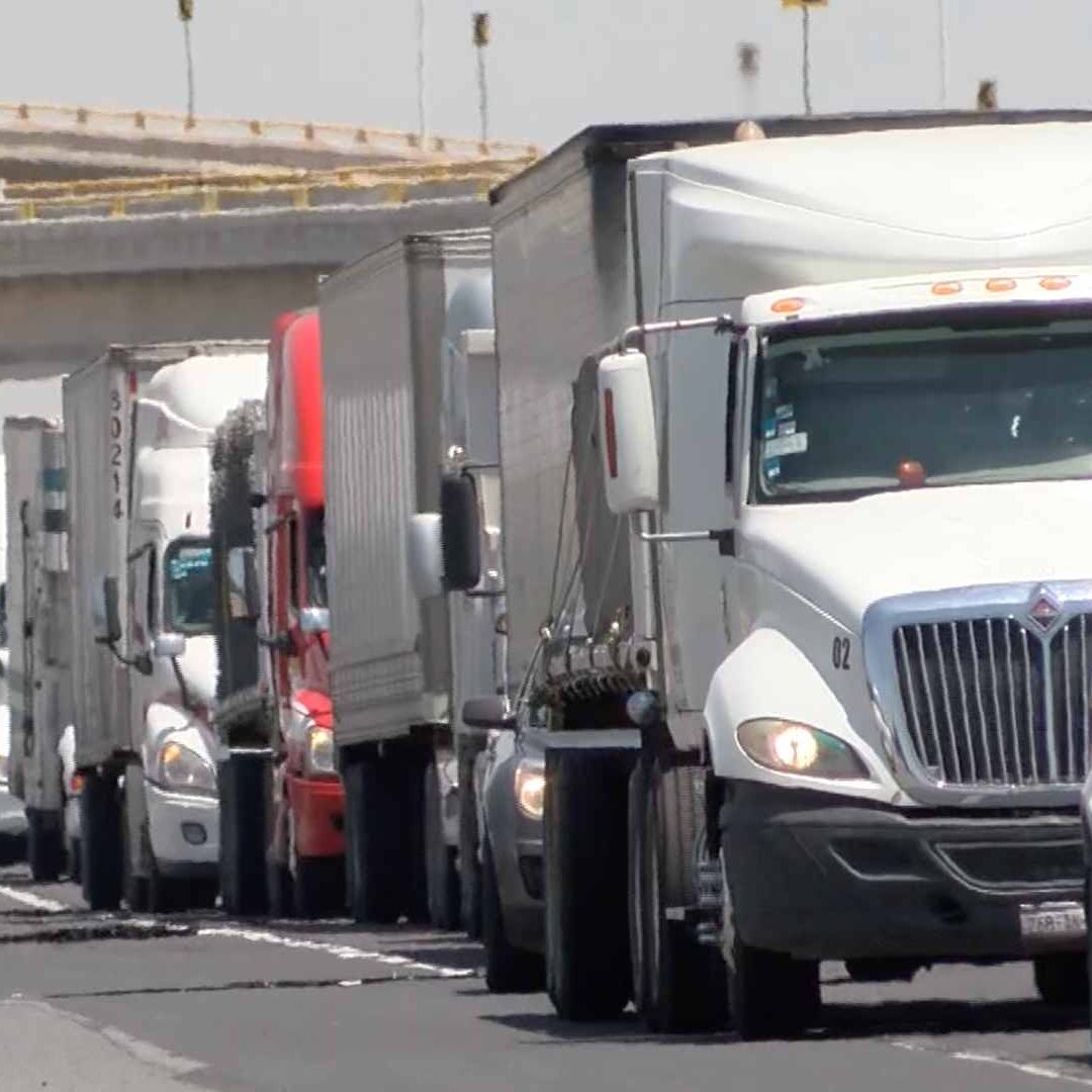 Carretera 57 Colapsada por Bloqueos Afecta Traslado de Mercancías