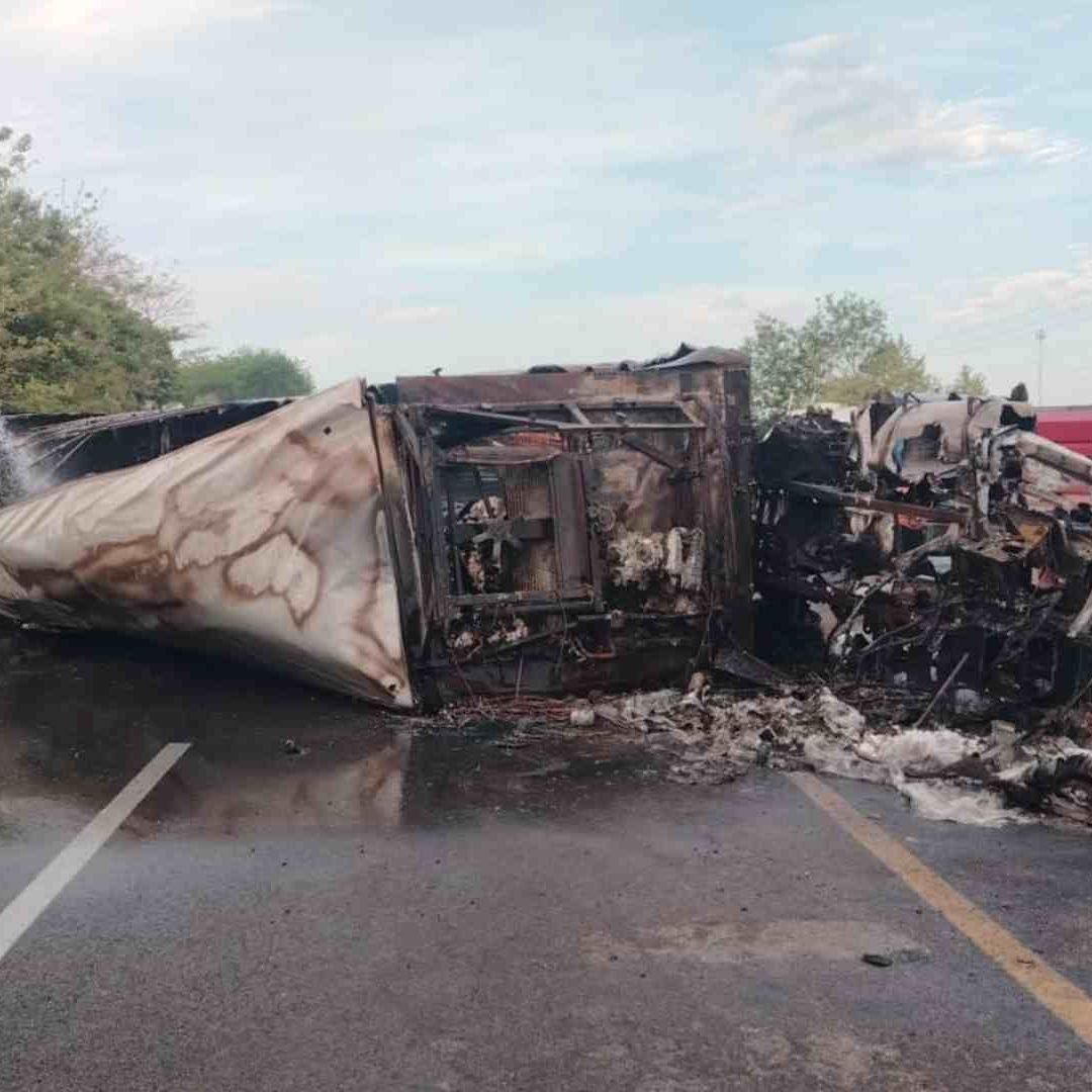 Tráiler Termina Envuelto en Llamas tras Volcadura en Tamuín