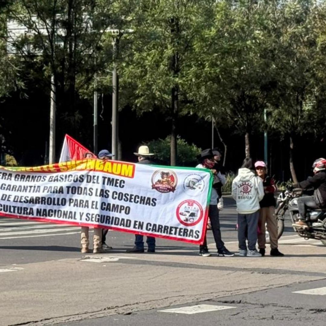 Bloqueo de campesinos y transportistas en Reforma y Eje 2. Foto: N+