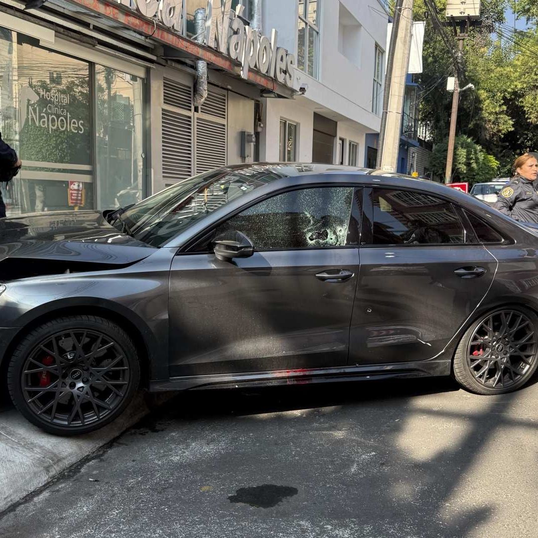 El conductor de un auto recibe varios disparos en la colonia Nápoles hoy. Foto: N+