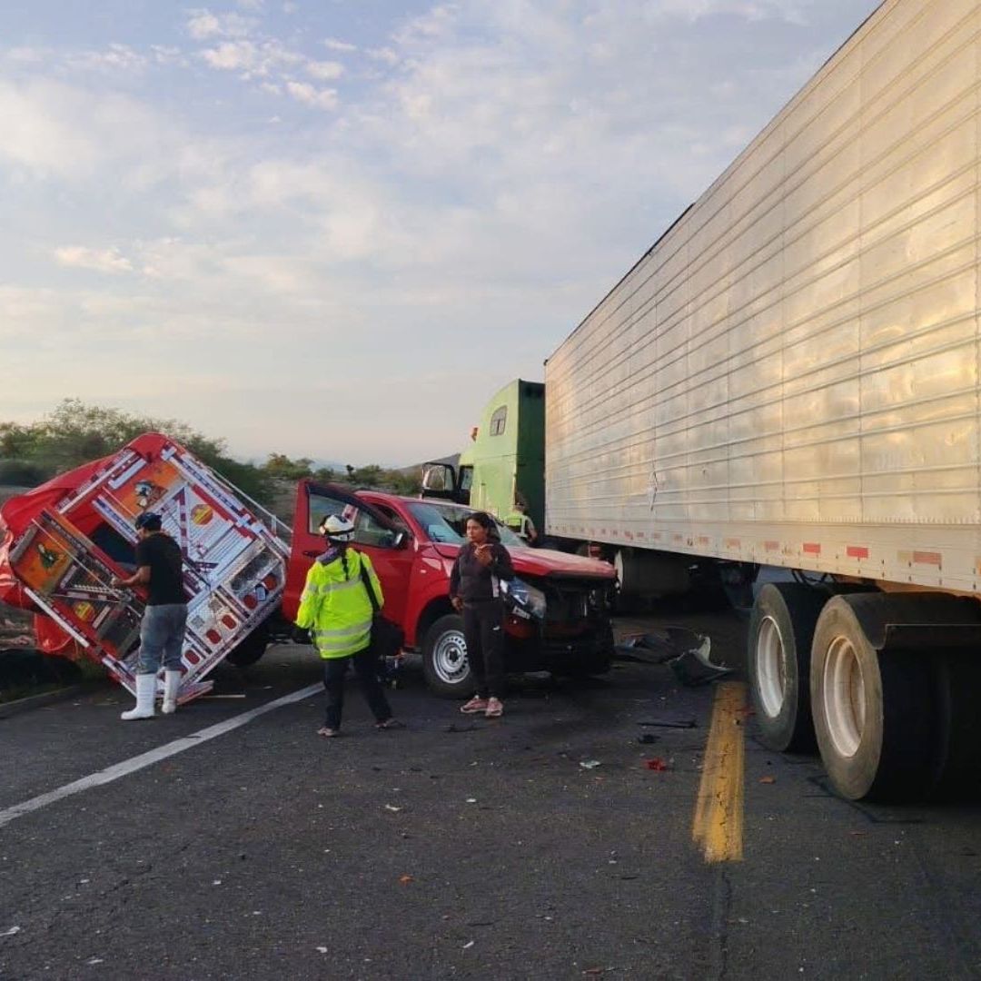 Cierre Total en Autopista Tehuacán Cuacnopalan Oaxaca por Accidente Choque de Tráiler y Camioneta