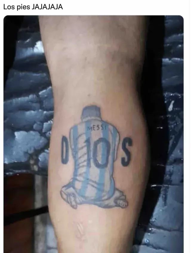 Tatuaje de Messi con los pies pequeños