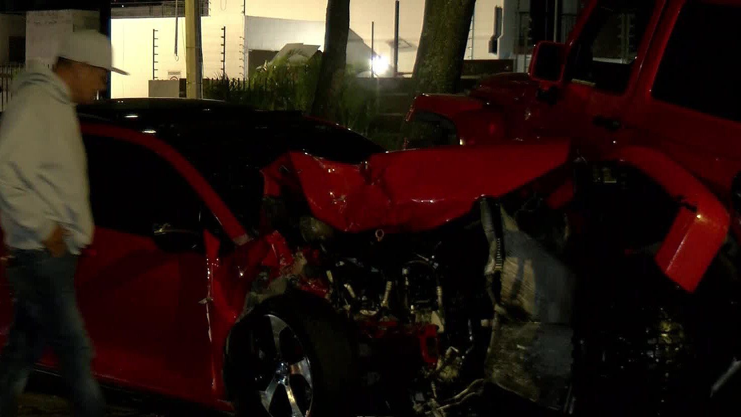 Reportan Fuerte Choque entre una Camioneta y un Auto Compacto en ...
