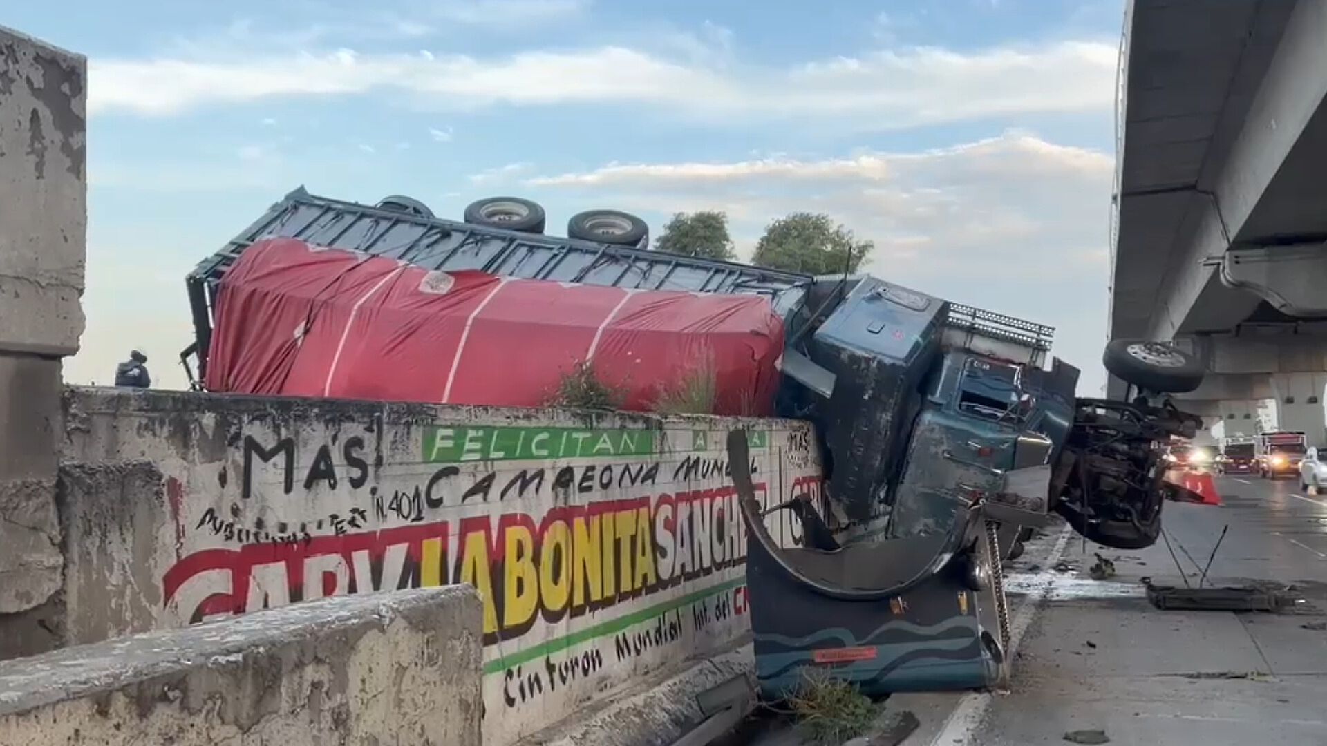 Vuelca Tráiler en Lateral de la Autopista México-Puebla: No Hay Paso