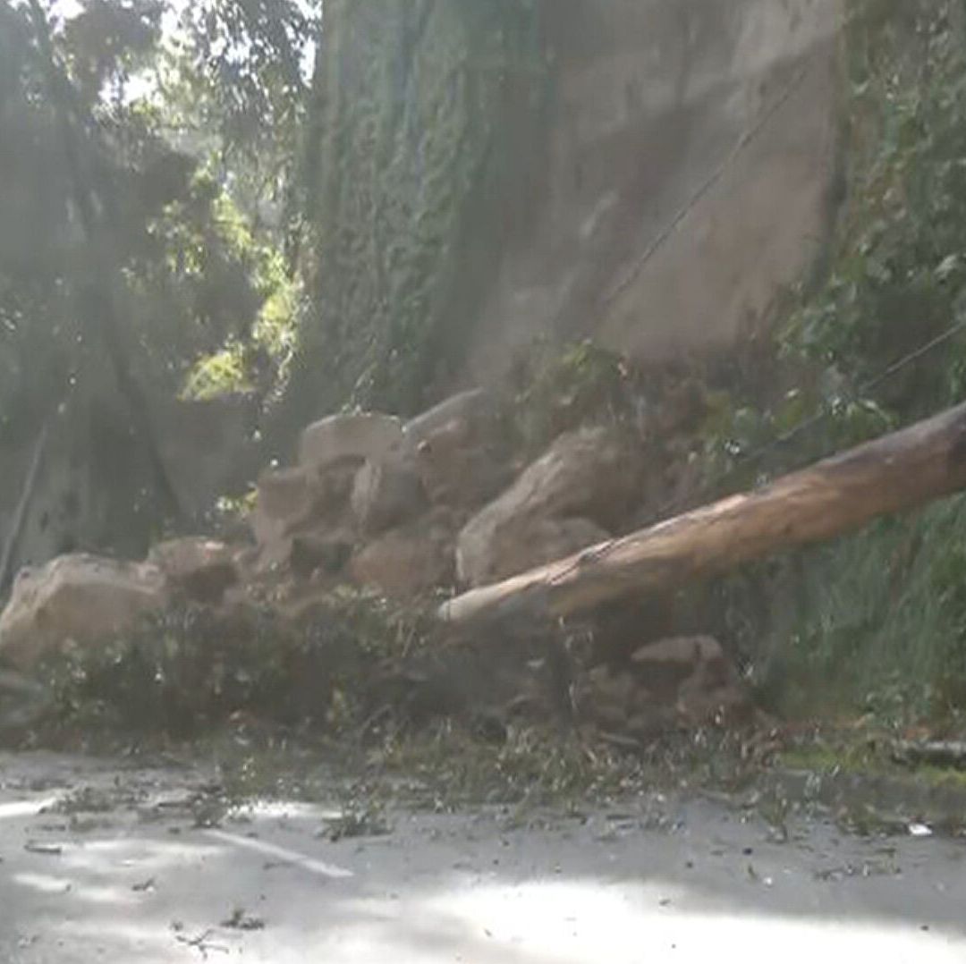Lluvias en CDMX: Deslave y Caída de Enormes Piedras Obstruyen Vialidad en la Miguel Hidalgo