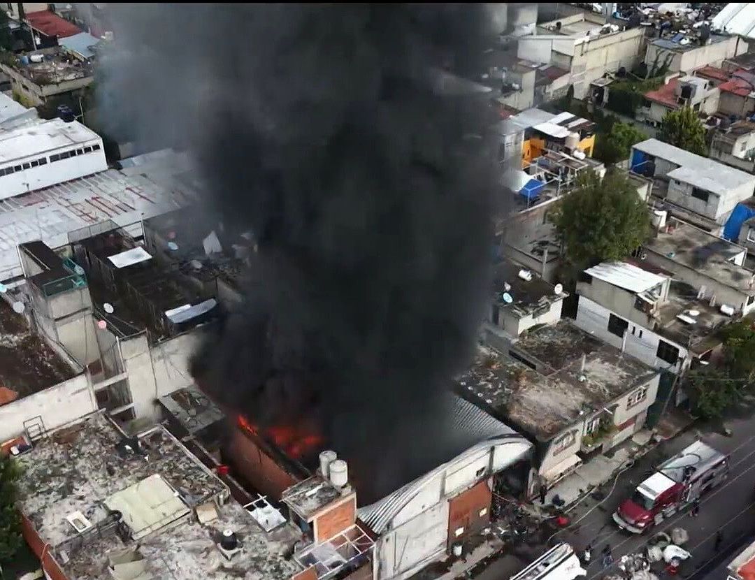 Así se Ve Desde el Aire el Fuerte Incendio en una Bodega de Reciclaje en Iztapalapa
