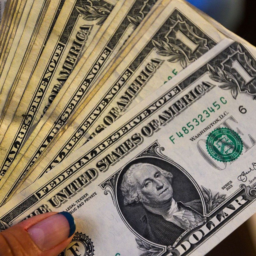 Dólar Sigue Arriba de los 17 Pesos, a Horas de que se Defina la Política Monetaria de Banxico