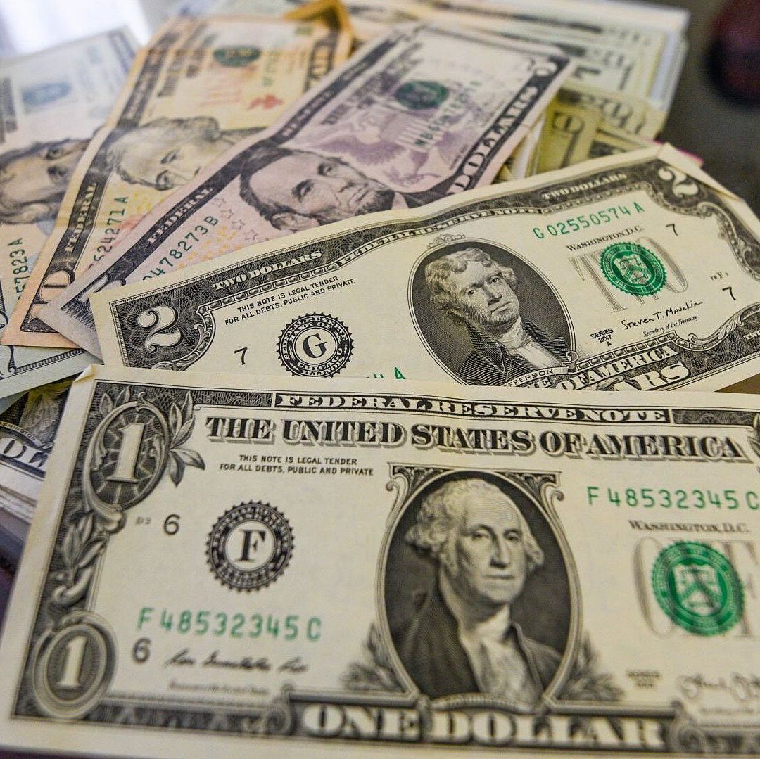 Dólar Se Mantiene Arriba de los 17 Pesos, Sigue Subiendo por Política Monetaria