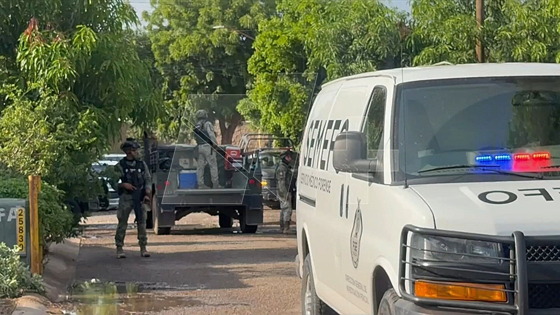 Security response at the Urbi Villas del Sol residence where three men were shot dead, Capistrano sector, Culiacán, September 25, 2026
