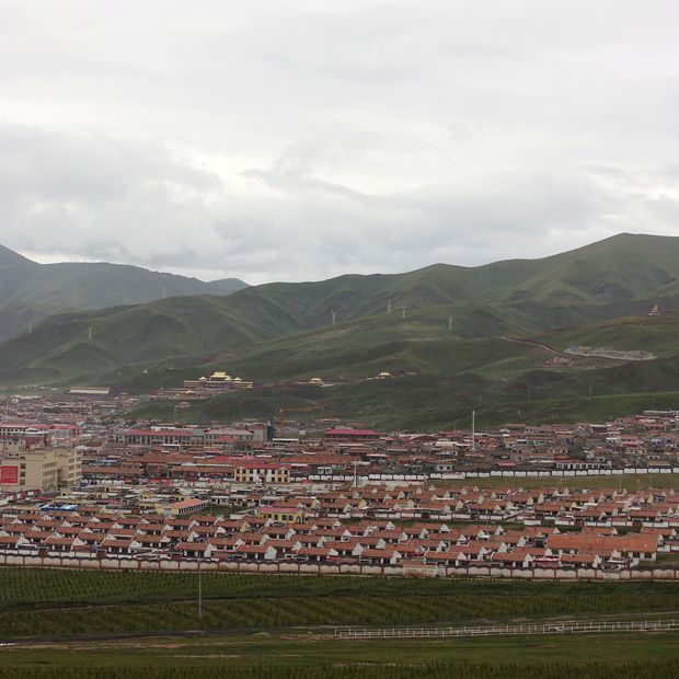 En la aldea de reasentamiento de Heyuan, dentro de un recinto amurallado en Maqen