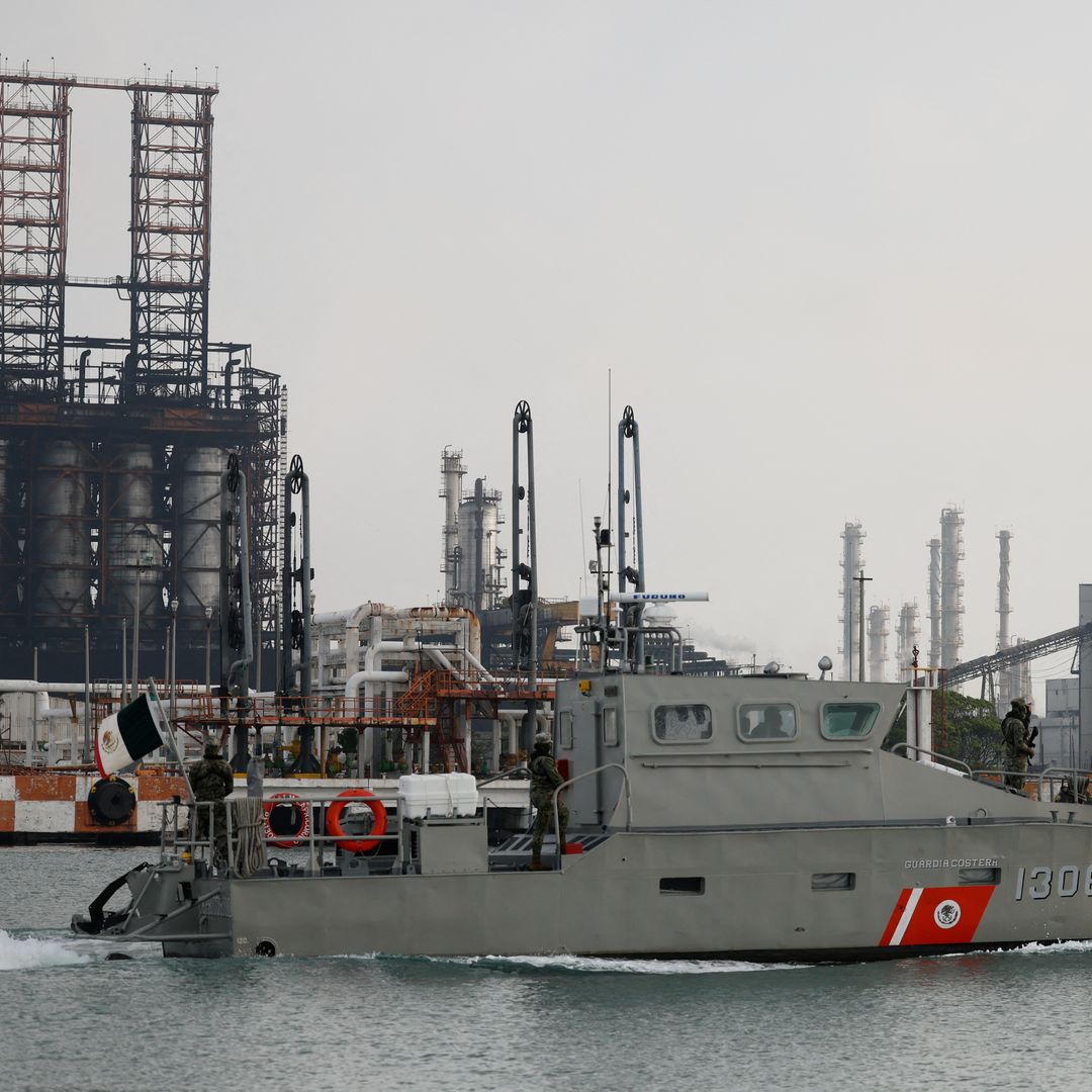 Un barco de la Armada mexicana patrulla el perímetro de la refinería Francisco I. Madero