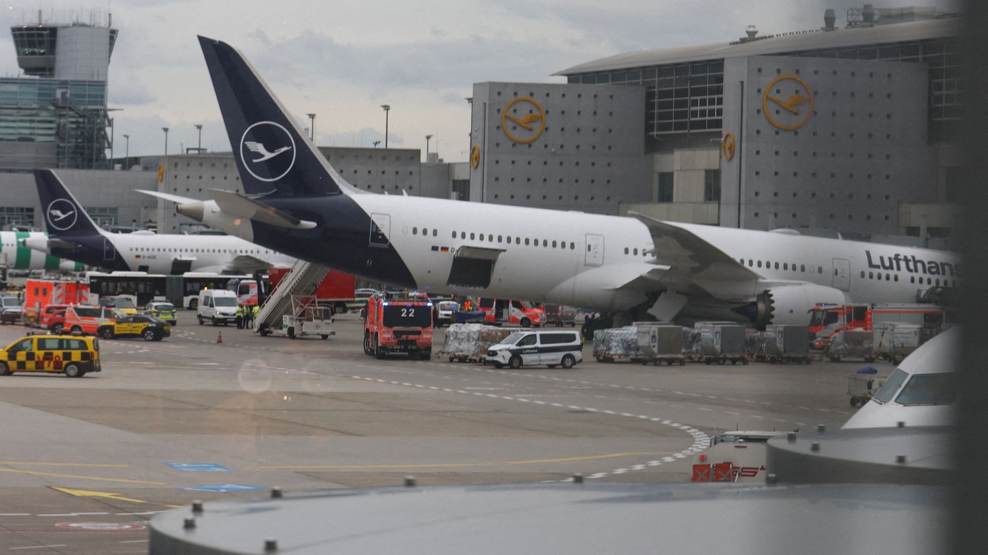 El Boeing de Lufthansa rodeado de ambulancias y otros vehículos de emergencia. Foto: Reuters