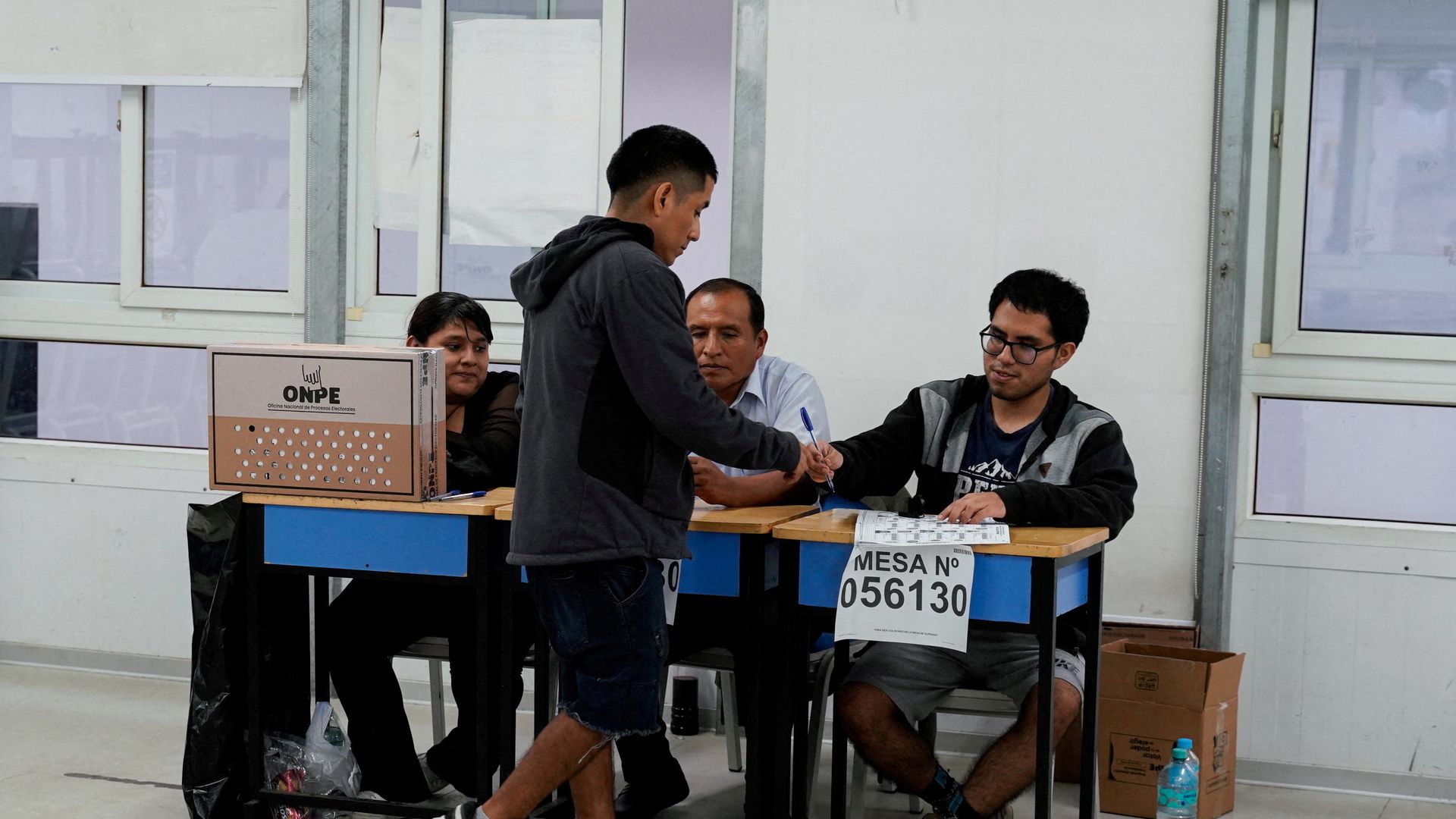 Ataque con Explosivos Provoca Incendio y Suspende Votación Regional en Perú