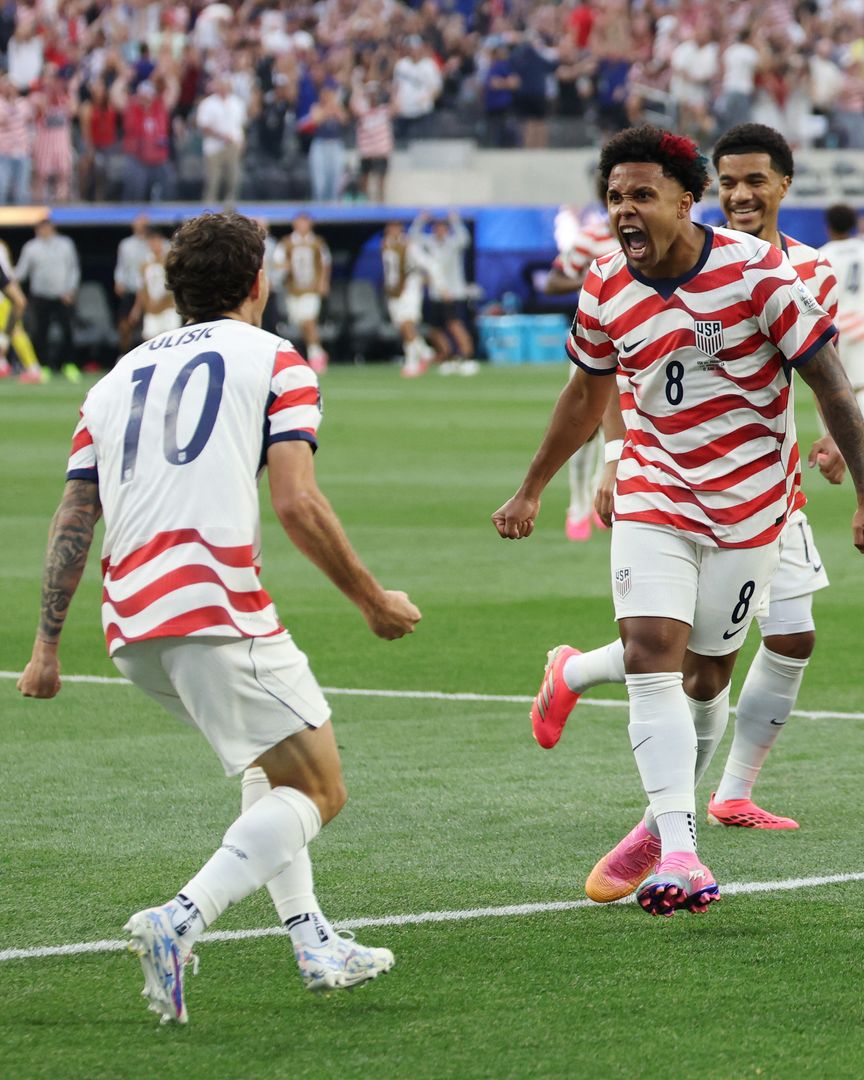 Weston McKennie y Christian Pulisic , ambos de Estados Unidos, festejando. Foto: Reuters