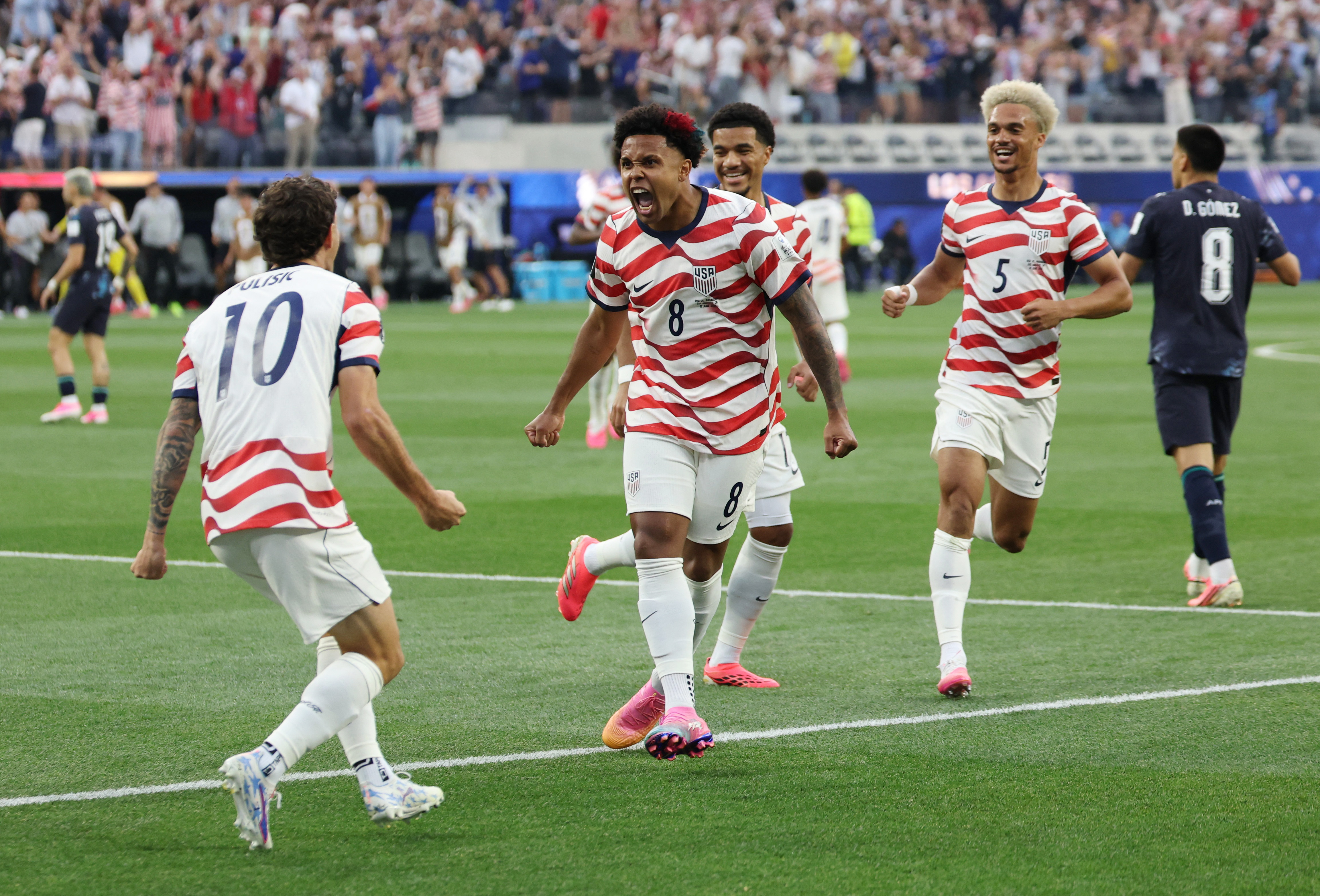 Weston McKennie y Christian Pulisic , ambos de Estados Unidos, festejando. Foto: Reuters