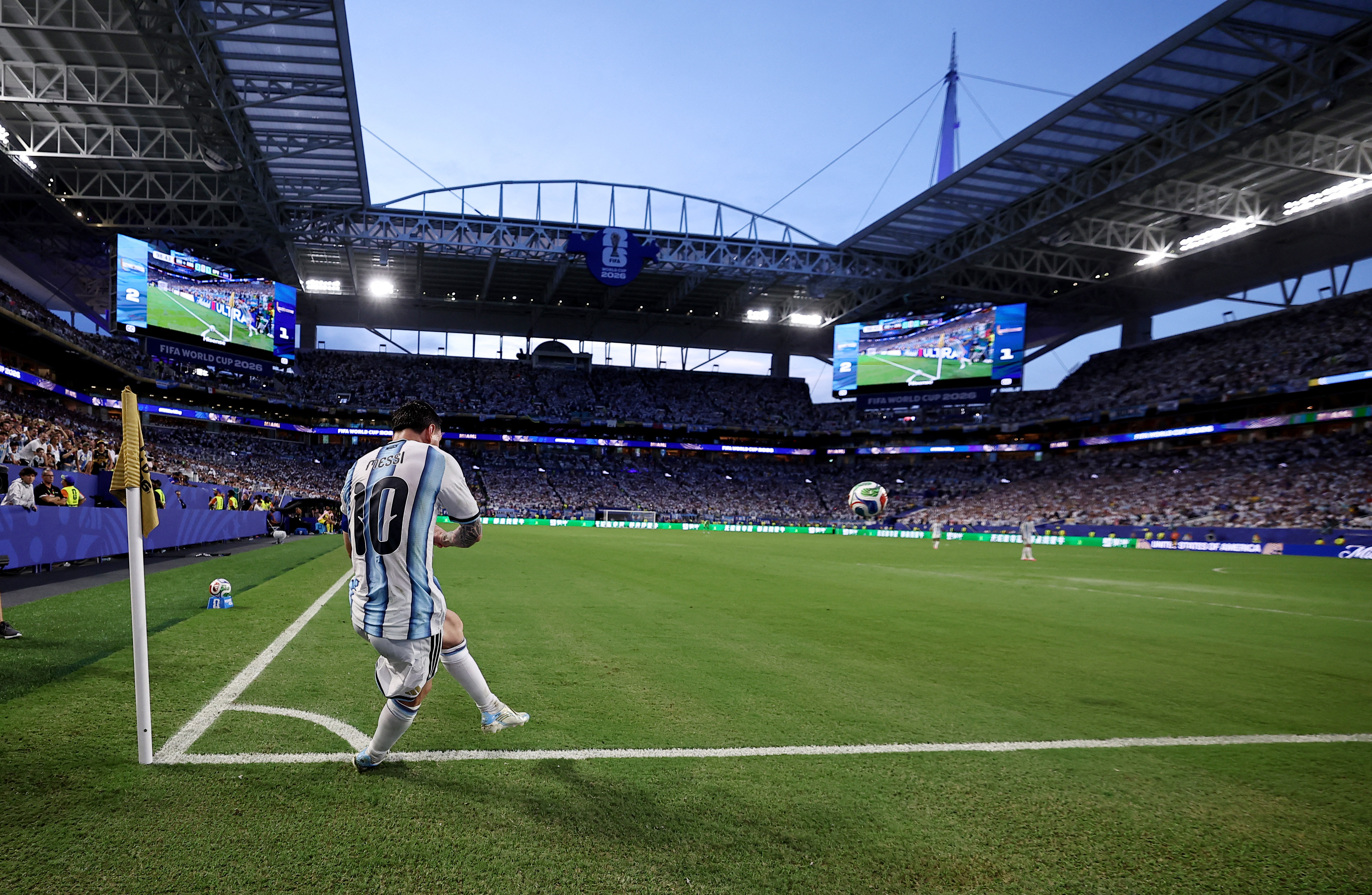 Lionel Messi de Argentina en acción al ejecutar un tiro de esquina. Foto: Reuters