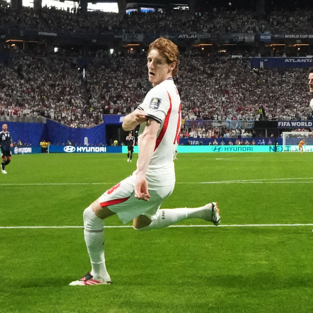 Anthony Gordon, de Inglaterra, celebra el primer gol con Declan Rice. Foto: Reuters