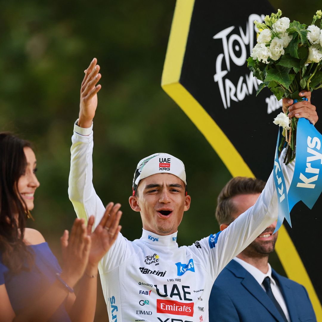 Isaac del Toro sube al podio del Tour de Francia 2026 con su maillot blanco