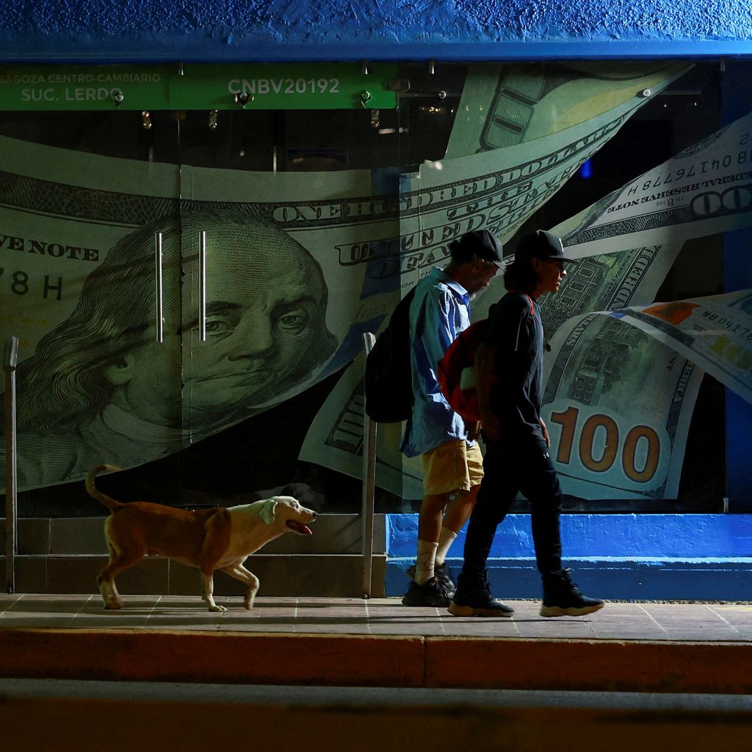 Casa de cambio decorada con imágenes de billetes de dólar estadounidense en Ciudad Juárez. Foto: Reuters
