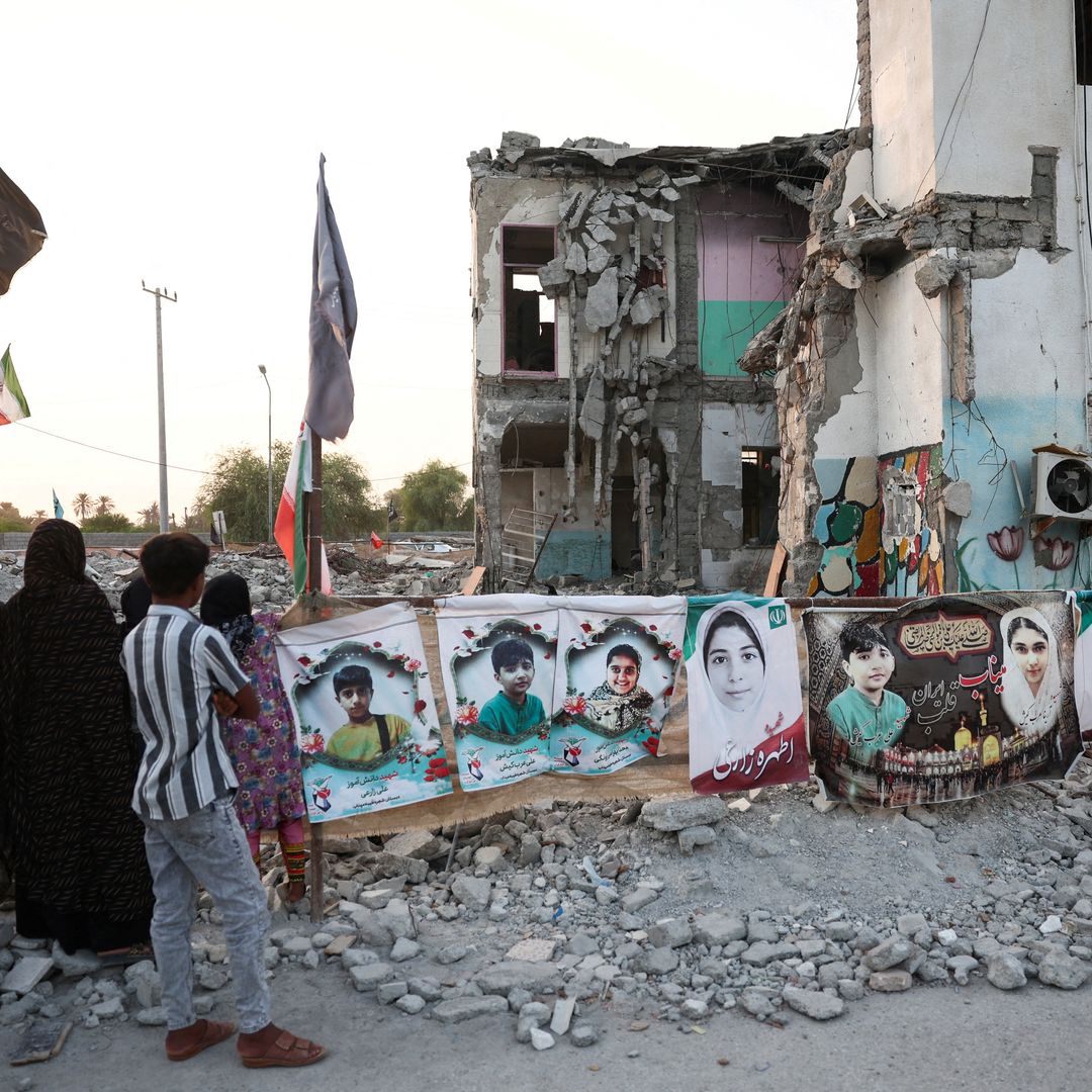 Personas se concentran alrededor de escuela en Minab, destruida por ataque a Irán el 28 de febrero 2026.