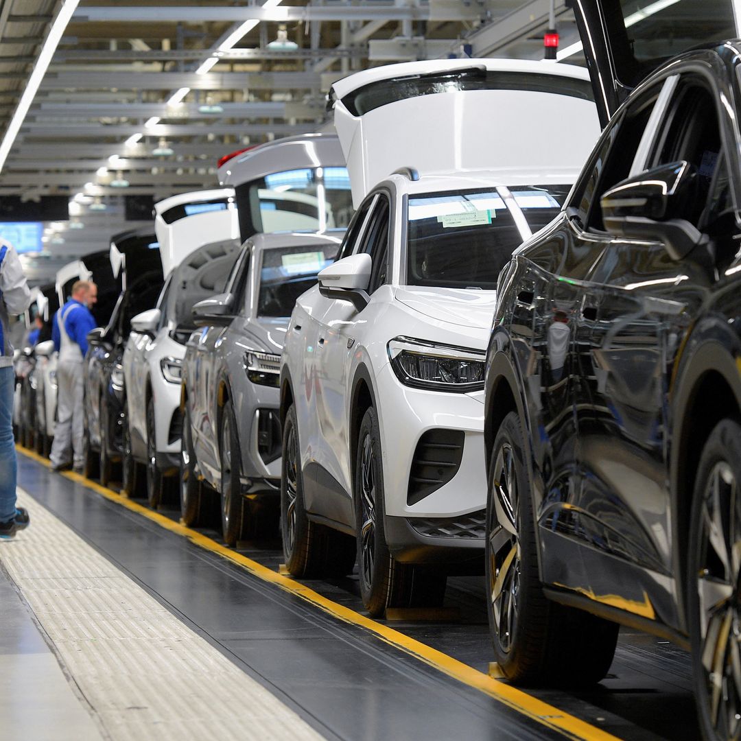 Técnicos trabajan en la línea de producción de modelos de coches eléctricos del Grupo Volkswagen. Foto: Reuters