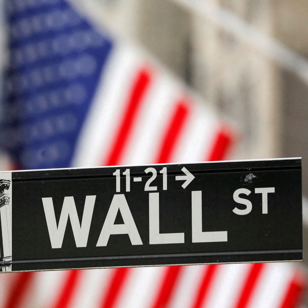 Letrero de la calle Wall Street en el exterior de la Bolsa de Valores de Nueva York. Foto: Reuters