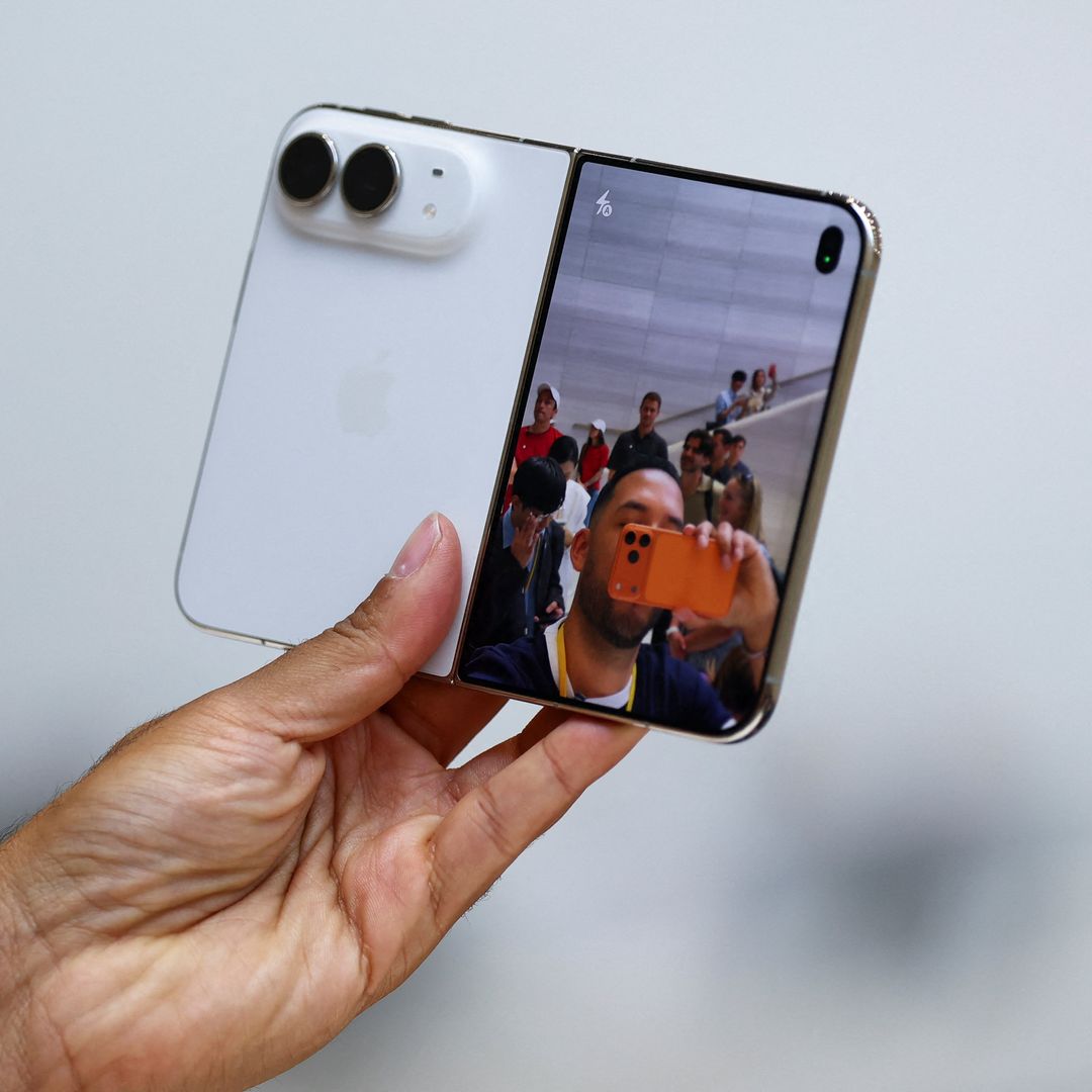 Una persona sostiene el nuevo iPhone Duo plegable durante el evento de Apple. Foto: Reuters