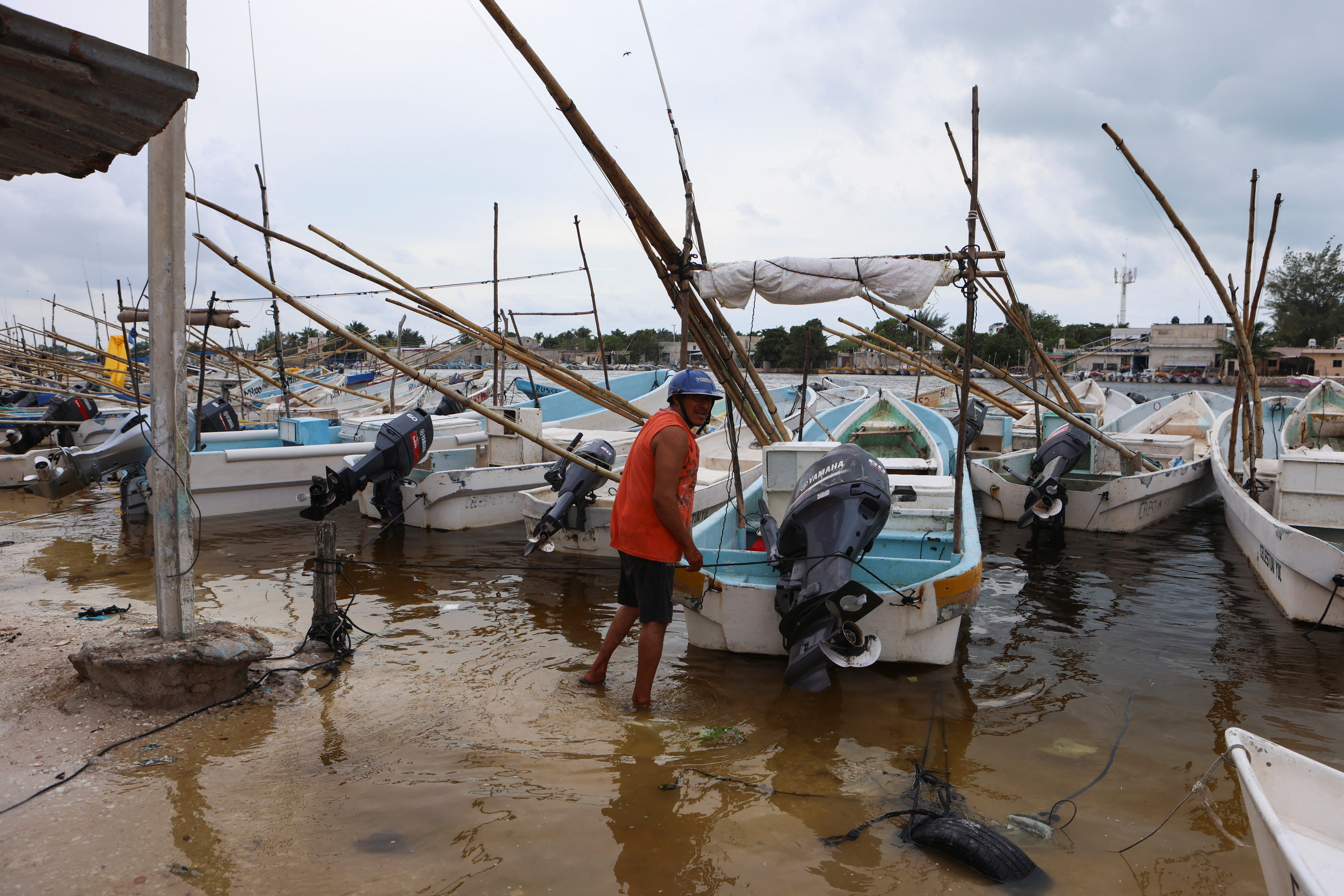 Pescador en Yucatán se alista ante afectaciones por la tormenta Isaias.