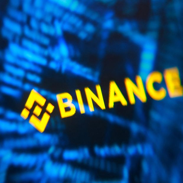 El logotipo de Binance y un código de hacker. Foto: Reuters