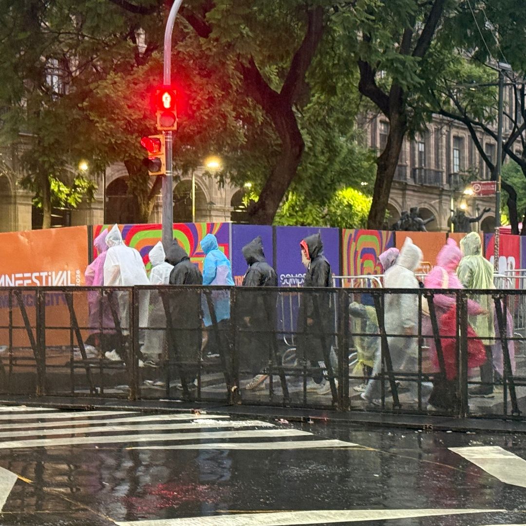 Personas bajo la lluvia en CDMX el 28 de junio 2026