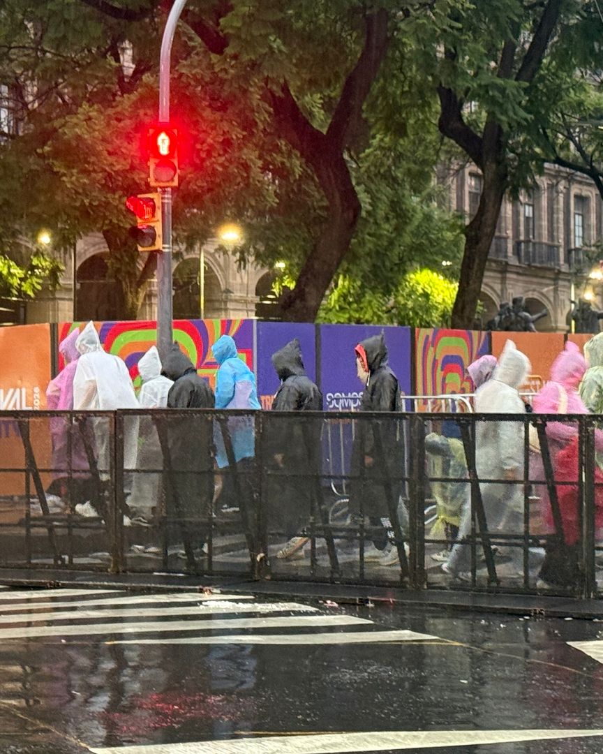 Personas bajo la lluvia en CDMX el 28 de junio 2026